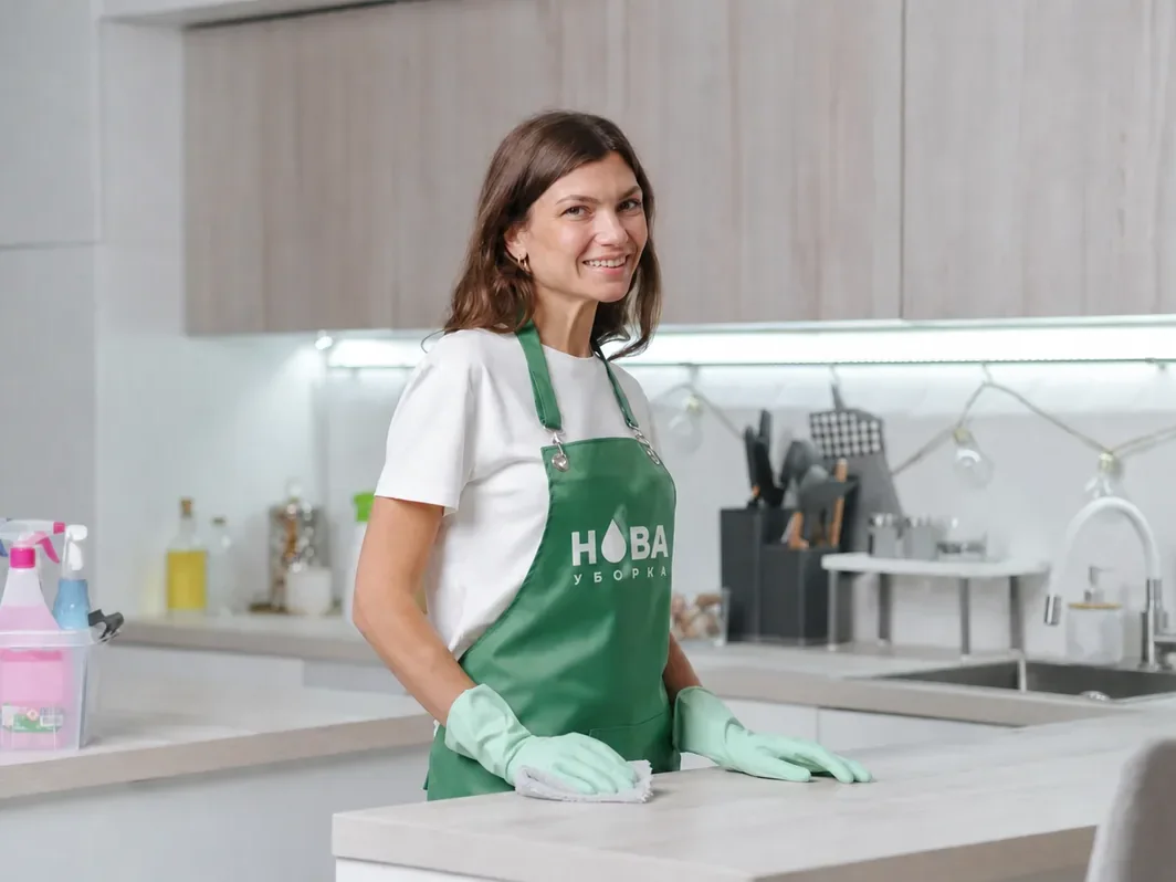 Срочная уборка квартиры в Новороссийске — клинер НОВА за работой